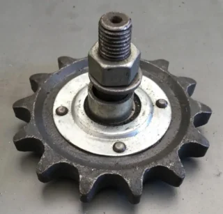 Зірочка натяжна 10.01.45.800 (з віссю та підшипником Z=14 t=25) комбайна ДОН-1500А/Б ВЕКТОР АКРОС